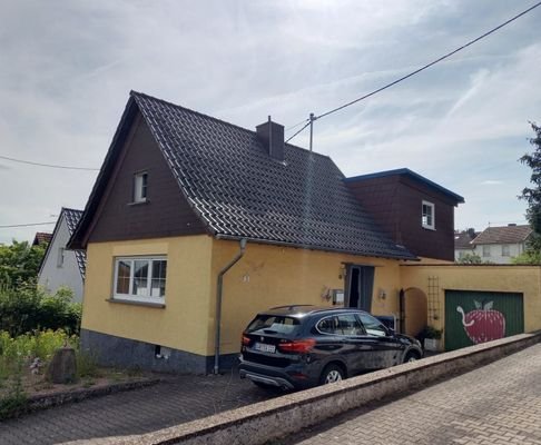 Ansicht mit Einfahrt und Garage