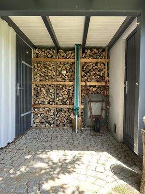 Schuppen jew. ca. 5 m² & 12 m² mit Holzlager
