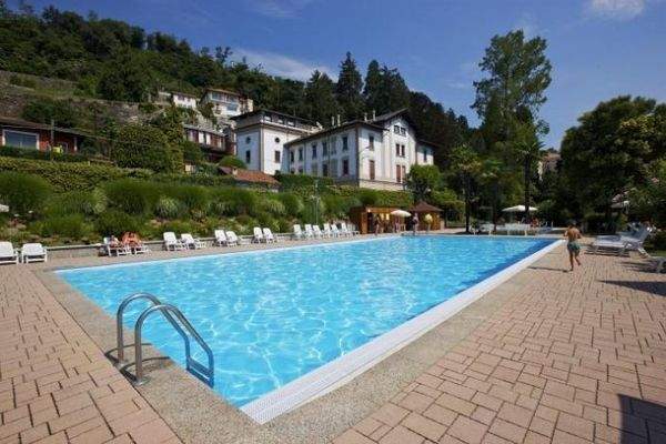 Herrlicher Pool mit Kinderbecken am See