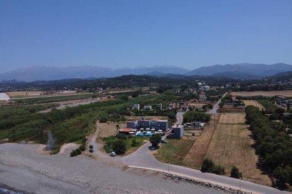 Kreta, Tavronitis: Erstklassiges Strandgrundstück mit malerischem Meerblick zu verkaufen