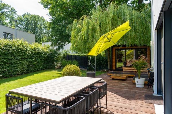 Garten mit Sauna und Blick auf alten Baumbestand