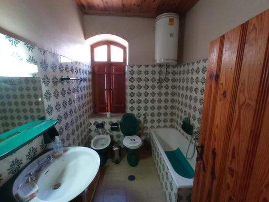 Kreta, Neapoli: Großes Steinhaus mit unvollendetem Gästehaus, Olivenhain und Garten zu verkaufen