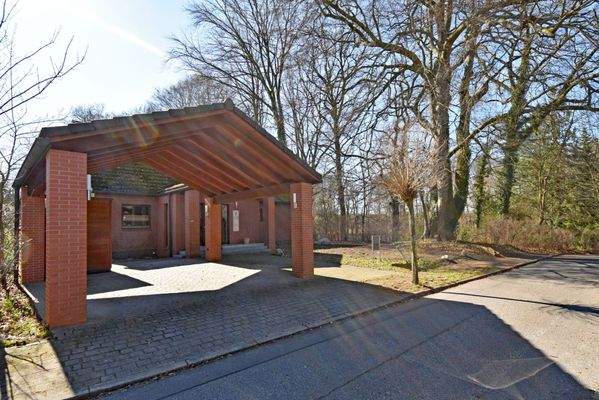 mit großem Doppelcarport