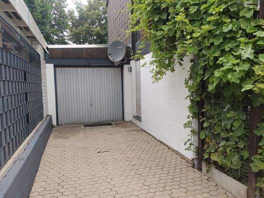 025 Einfahrt mit Garage.jpg