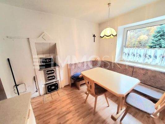 Küchenofen mit Backrohr im Essraum