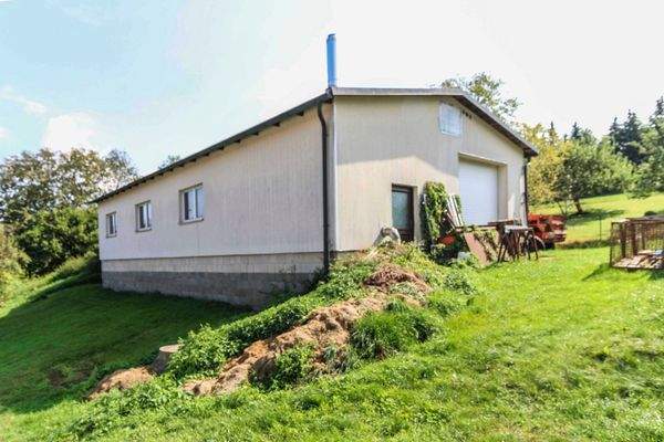 Halle hinter dem Haus