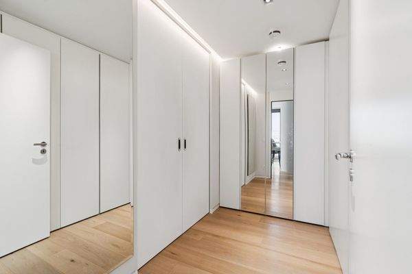 Ankleidezimmer mit maßgefertigten Einbauschränken und Lichtdesign