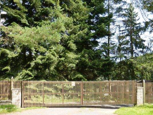 Rundum eingezäuntes Grundstück