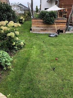 Robotergarage unterm Hochbeet