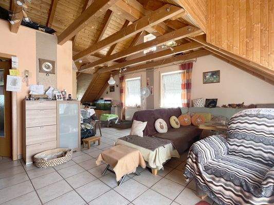 OG_ Wohn- Essbereich mit offenem Dachstuhl