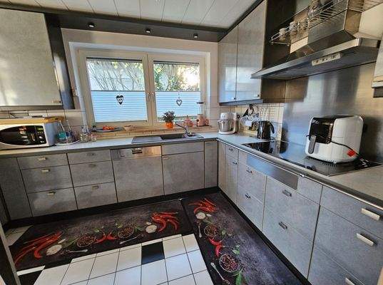 ... die Küche ist klug eingeteilt, hell und hat jede Menge Platz ...