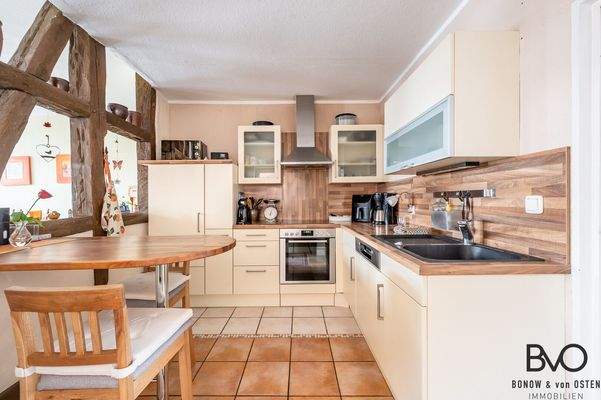 Einbauküche und Frühstückstisch