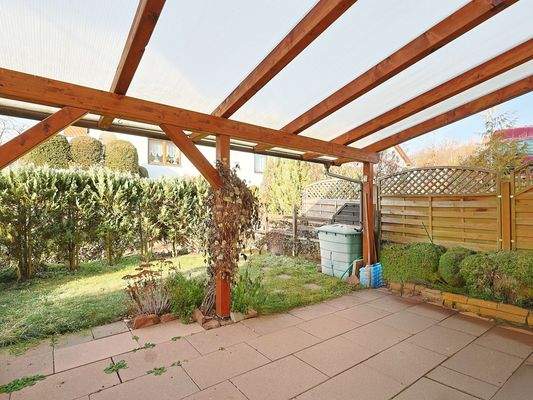 Große Terrasse mit Blick in den Garten