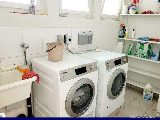geflegter Gemeinschaftsraum - Waschküche mit Waschmaschine, Trockner und Waschbecken