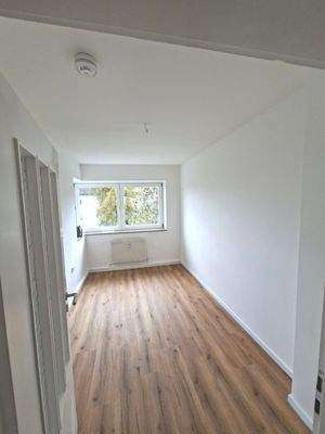 Helles Zimmer mit Holzboden