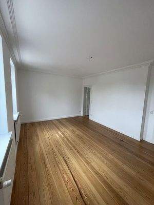 Im Hintergrund Tür zum Bad