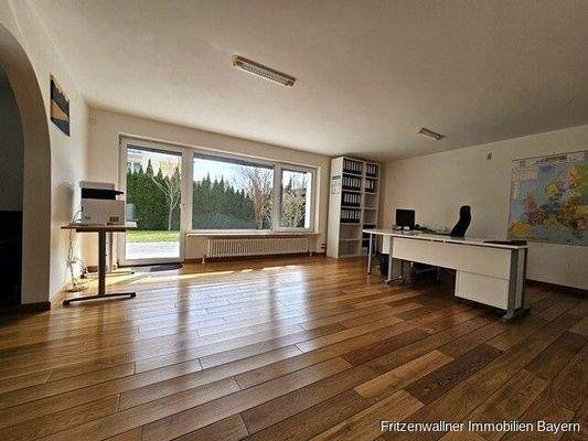 Wohnzimmer mit Zugang zur Terrasse und Garten