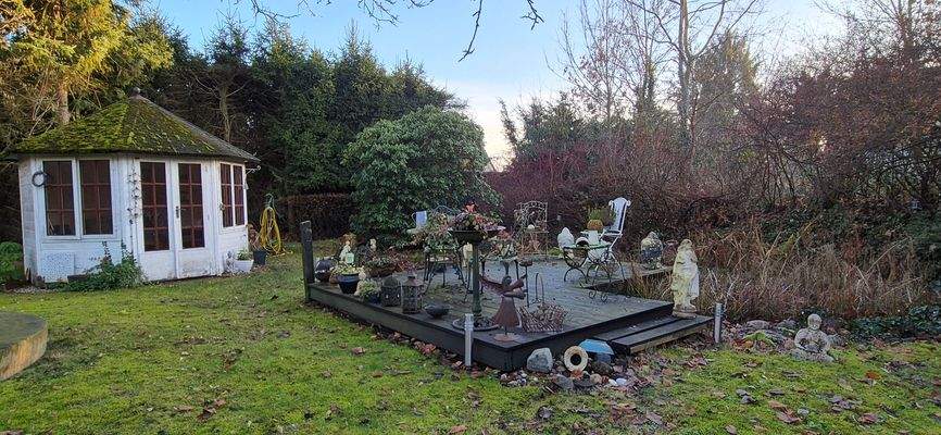 Gartenhaus und Sitzecke am Teich