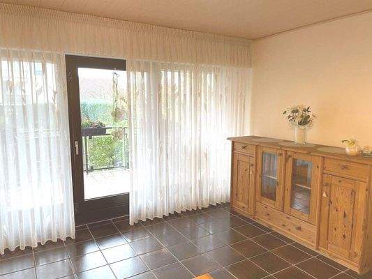 Wohnzimmer mit Zugang zum Balkon