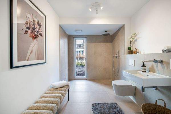 Modern gestaltetes Badezimmer