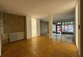 Innenraum, vorn zur Straße