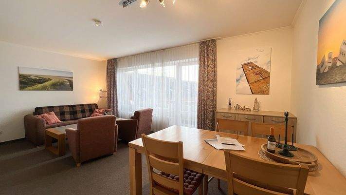 Wohnraum mit Zugang zum ersten Balkon