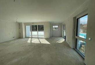 lichtdurchfluteter Wohnbereich