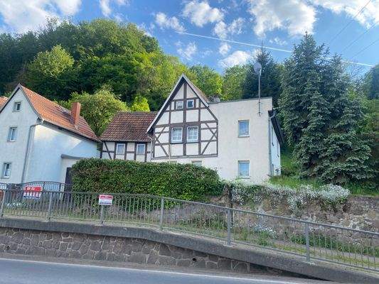 Ansicht auf das Fachwerkahsu mit Anbau