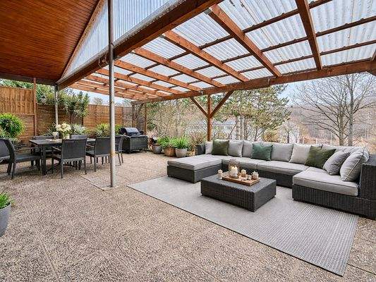 Terrasse (KI möbliert)