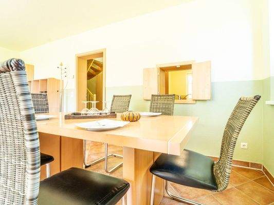 Essbereich mit praktischer Durchreiche zur Küche