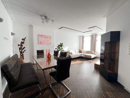 Lichtdurchfluteter Wohn-/Essbereich