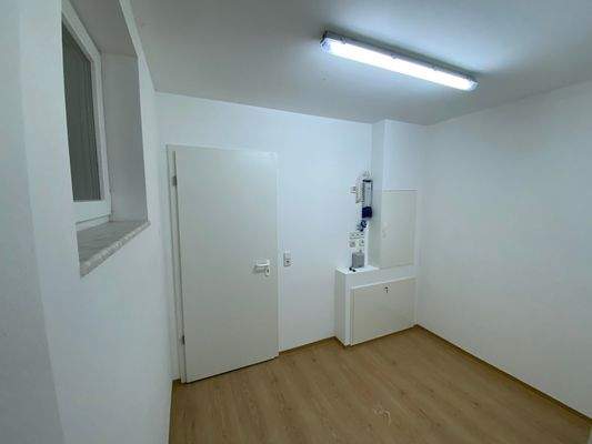 Elektro-Verteiler inkl. Fenster mit befahrbarem Lichtschacht im Keller