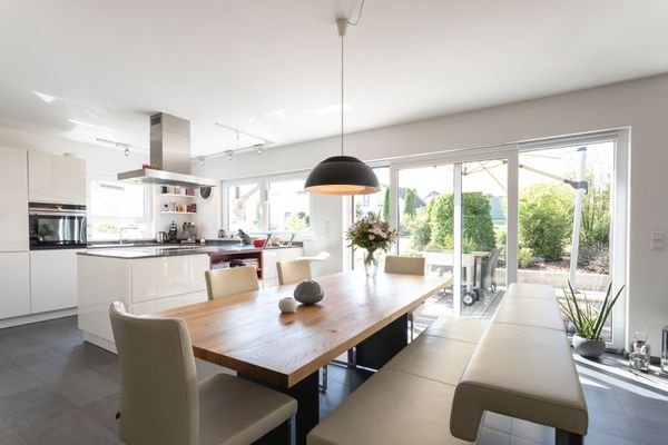 BBH offene Küche großzg. Fenster zur Terrasse.jpg