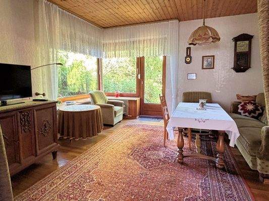 Blick ins Esszimmer mit Terrassenzugang