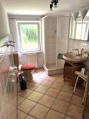 Badezimmer mit Fenster.jpg