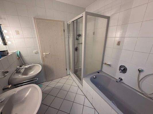 Bad mit Wanne und Dusche.jpeg