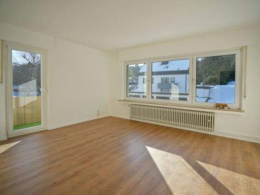 Wohnzimmer mit Balkonzugang