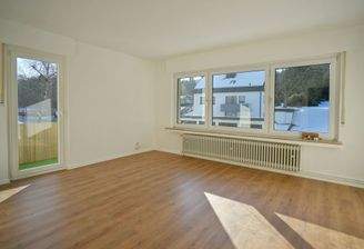 Wohnzimmer mit Balkonzugang