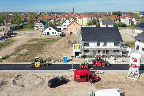 Luftbild 12.04.2024 Asphalteinbau Straße