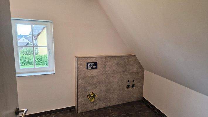 Bad mit Fenster_.JPG