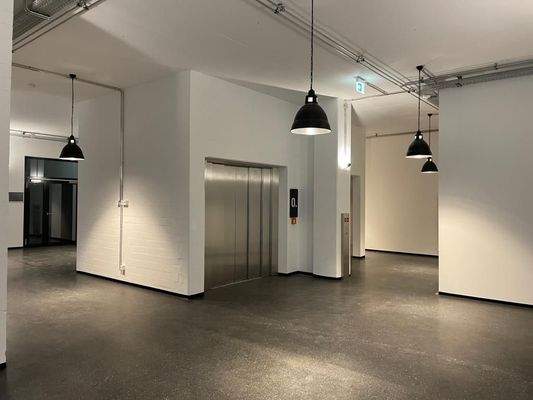 Eingangshalle mit Fahrstuhl