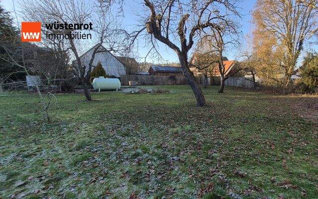 Garten mit Potenzial hinter dem Haus mitten im Ort