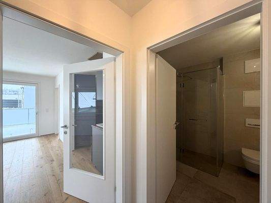 Wohnungseingang / Eingang Bad und Wohnzimmer