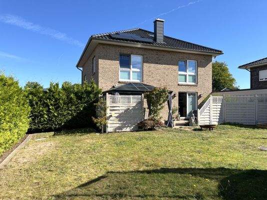 Rückansicht Haus und Garten