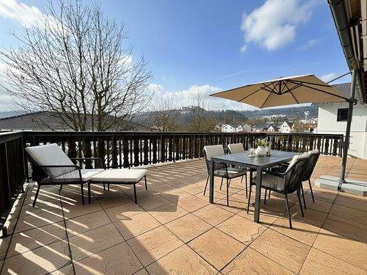 Terrasse (KI möbliert)