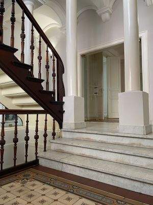 Säulen im Treppenhaus.jpg