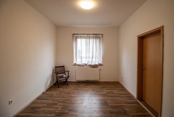 Erdgeschoss: Zimmer 2, das in Zimmer 1 übergeht