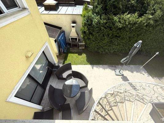 OG 1 / Terrasse mit Abgang zum Pool