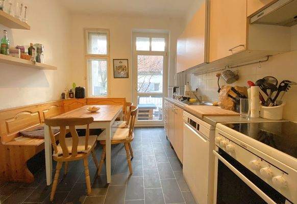 Küche mit Balkonzugang