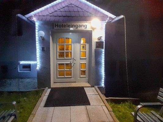 Hoteleingang Gartenseite (2)